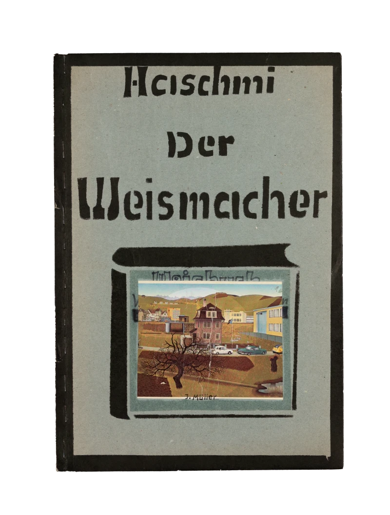 Schwarze, selbstgezeichnete Schrift auf blauem Papier. Ein Foto das die Illustration eines Hauses und Wohnstrasse zeigt.