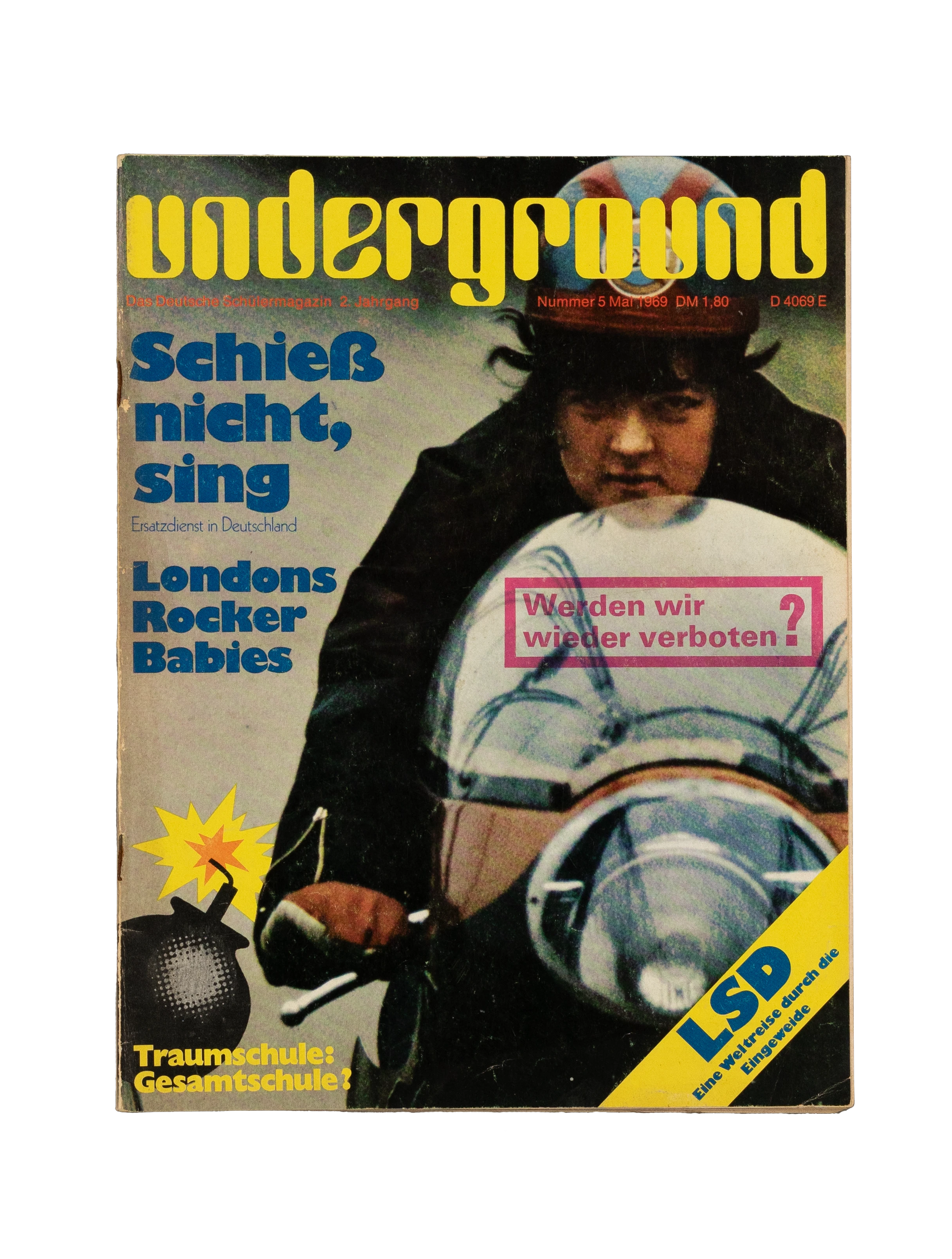 Das Foto Frontal von einer Person auf einem Motorrad. Schlagzeilen: 